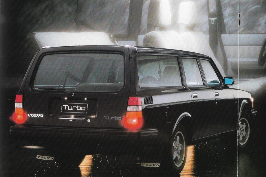245 Turbo 1982 noir et capot plat sellerie velours grise (vue arrière)